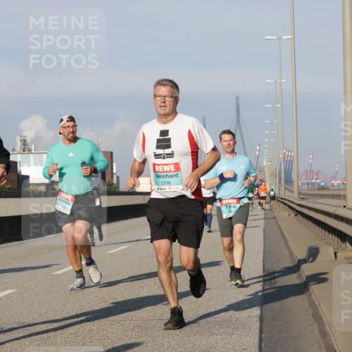 03.10.2025 - Köhlbrandbrückenlauf Jannik Wohlers http://msf.ph/oto/9071769 03.10.2025 09:49:50 Position 3 3235, 1326, 3236 meine-sportfotos.de