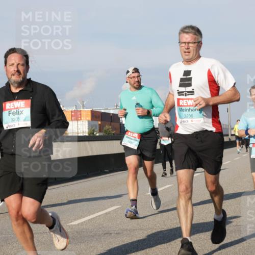 03.10.2025 - Köhlbrandbrückenlauf Jannik Wohlers http://msf.ph/oto/9071780 03.10.2025 09:49:51 Position 3 3235, 1326, 3236, 2732 meine-sportfotos.de