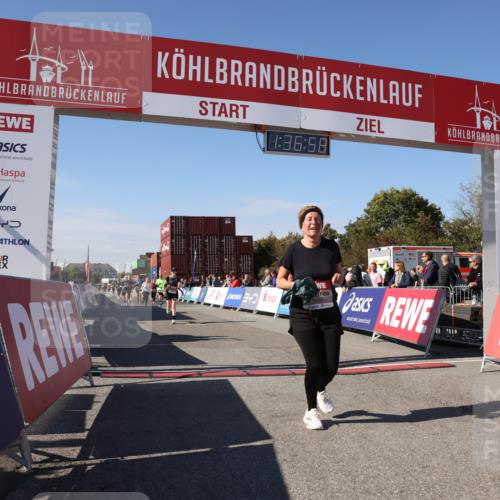 03.10.2025 - Köhlbrandbrückenlauf Lena Gebhardt http://msf.ph/oto/9071790 03.10.2025 13:36:58 Ziel 5287, 5313, 5592, 5808 meine-sportfotos.de