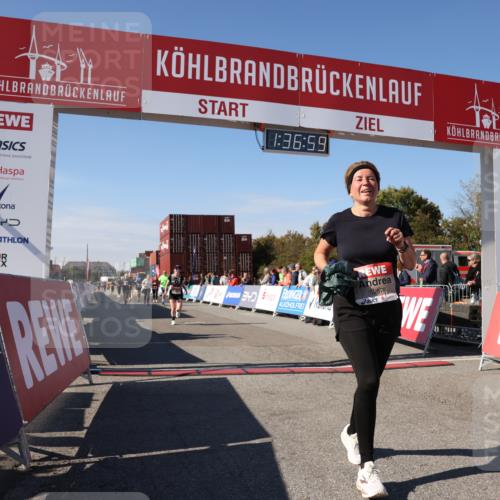 03.10.2025 - Köhlbrandbrückenlauf Lena Gebhardt http://msf.ph/oto/9071805 03.10.2025 13:36:59 Ziel 5287, 5313, 5592, 5808 meine-sportfotos.de
