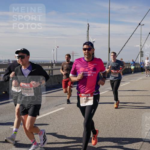 03.10.2025 - Köhlbrandbrückenlauf Michael Burmester http://msf.ph/oto/9071810 03.10.2025 12:36:49 Position 2 6518, 6520, 6408 meine-sportfotos.de