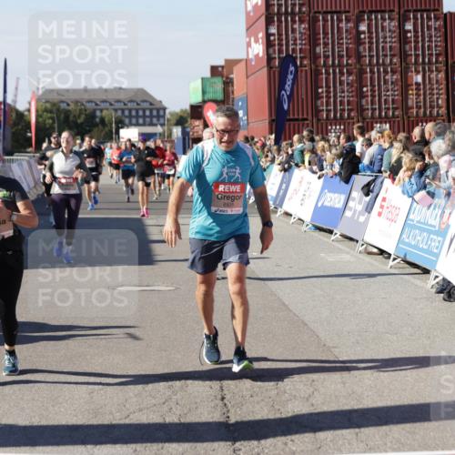 03.10.2025 - Köhlbrandbrückenlauf Jannik Wohlers http://msf.ph/oto/9071854 03.10.2025 13:15:26 Ziel 4031, 4267, 4610, 4958, 4962, 5309, 5771, 6019, 6535, 6772, 6773, 6790 meine-sportfotos.de