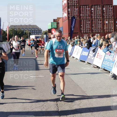 03.10.2025 - Köhlbrandbrückenlauf Jannik Wohlers http://msf.ph/oto/9071857 03.10.2025 13:15:26 Ziel 4031, 4267, 4610, 4958, 4962, 5309, 5771, 6019, 6535, 6772, 6773, 6790 meine-sportfotos.de