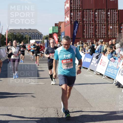 03.10.2025 - Köhlbrandbrückenlauf Jannik Wohlers http://msf.ph/oto/9071903 03.10.2025 13:15:26 Ziel 4031, 4267, 4610, 4958, 4962, 5309, 5771, 6019, 6535, 6772, 6773, 6790 meine-sportfotos.de