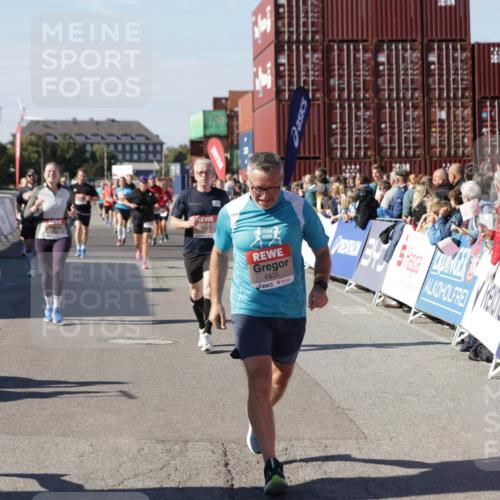 03.10.2025 - Köhlbrandbrückenlauf Jannik Wohlers http://msf.ph/oto/9071906 03.10.2025 13:15:26 Ziel 4031, 4267, 4610, 4958, 4962, 5309, 5771, 6019, 6535, 6772, 6773, 6790 meine-sportfotos.de