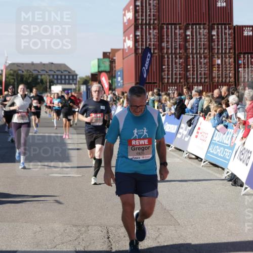 03.10.2025 - Köhlbrandbrückenlauf Jannik Wohlers http://msf.ph/oto/9071915 03.10.2025 13:15:26 Ziel 4031, 4267, 4610, 4958, 4962, 5309, 5771, 6019, 6535, 6772, 6773, 6790 meine-sportfotos.de