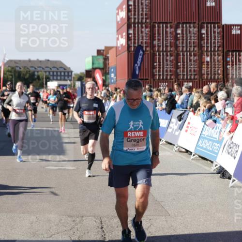 03.10.2025 - Köhlbrandbrückenlauf Jannik Wohlers http://msf.ph/oto/9071922 03.10.2025 13:15:26 Ziel 4031, 4267, 4610, 4958, 4962, 5309, 5771, 6019, 6535, 6772, 6773, 6790 meine-sportfotos.de