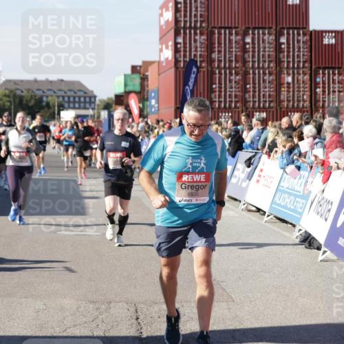 03.10.2025 - Köhlbrandbrückenlauf Jannik Wohlers http://msf.ph/oto/9071932 03.10.2025 13:15:27 Ziel 4031, 4267, 4610, 4871, 4958, 4962, 5309, 5771, 6019, 6535, 6772, 6773, 6790 meine-sportfotos.de