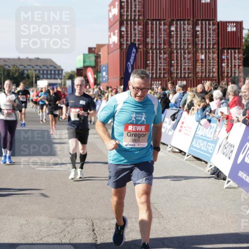 03.10.2025 - Köhlbrandbrückenlauf Jannik Wohlers http://msf.ph/oto/9071936 03.10.2025 13:15:27 Ziel 4031, 4267, 4610, 4871, 4958, 4962, 5309, 5771, 6019, 6535, 6772, 6773, 6790 meine-sportfotos.de