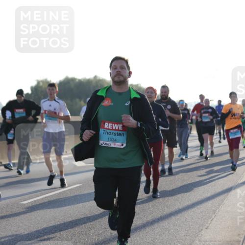 03.10.2025 - Köhlbrandbrückenlauf Jannik Wohlers http://msf.ph/oto/9071957 03.10.2025 09:18:02 Position 3 3128, 1534, 442 meine-sportfotos.de