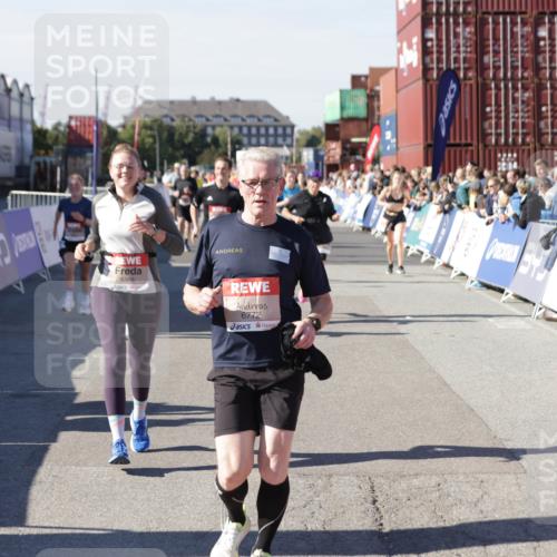 03.10.2025 - Köhlbrandbrückenlauf Jannik Wohlers http://msf.ph/oto/9071987 03.10.2025 13:15:29 Ziel 4031, 4267, 4610, 4797, 4871, 4958, 4962, 5309, 5771, 6019, 6535, 6772, 6790 meine-sportfotos.de