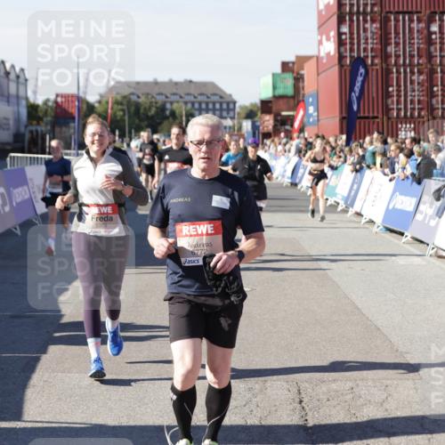 03.10.2025 - Köhlbrandbrückenlauf Jannik Wohlers http://msf.ph/oto/9071994 03.10.2025 13:15:29 Ziel 4031, 4267, 4610, 4797, 4871, 4958, 4962, 5309, 5771, 6019, 6535, 6772, 6790 meine-sportfotos.de