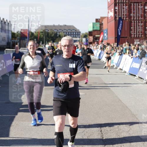 03.10.2025 - Köhlbrandbrückenlauf Jannik Wohlers http://msf.ph/oto/9072015 03.10.2025 13:15:29 Ziel 4031, 4267, 4610, 4797, 4871, 4958, 4962, 5309, 5771, 6019, 6535, 6772, 6790 meine-sportfotos.de