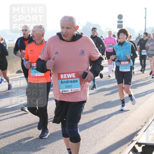 03.10.2025 - Köhlbrandbrückenlauf Lena Gebhardt http://msf.ph/oto/9072022 03.10.2025 09:24:45 Position 1 2435, 3576, 3097, 2119 meine-sportfotos.de
