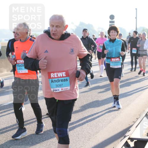 03.10.2025 - Köhlbrandbrückenlauf Lena Gebhardt http://msf.ph/oto/9072043 03.10.2025 09:24:45 Position 1 2435, 6, 3576, 3097, 2119 meine-sportfotos.de