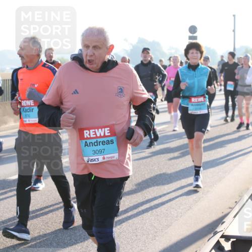 03.10.2025 - Köhlbrandbrückenlauf Lena Gebhardt http://msf.ph/oto/9072051 03.10.2025 09:24:45 Position 1 2435, 3576, 3097, 2119 meine-sportfotos.de