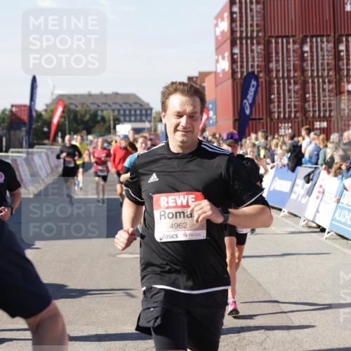 03.10.2025 - Köhlbrandbrückenlauf Jannik Wohlers http://msf.ph/oto/9072115 03.10.2025 13:15:32 Ziel 4031, 4267, 4399, 4577, 4678, 4704, 4797, 4803, 4871, 4958, 4962, 5309, 5771, 6019, 6535, 6772 meine-sportfotos.de