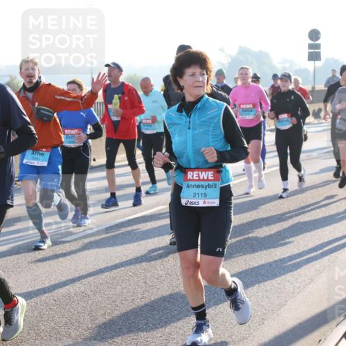 03.10.2025 - Köhlbrandbrückenlauf Lena Gebhardt http://msf.ph/oto/9072126 03.10.2025 09:24:46 Position 1 3147, 3281, 2119, 1847 meine-sportfotos.de