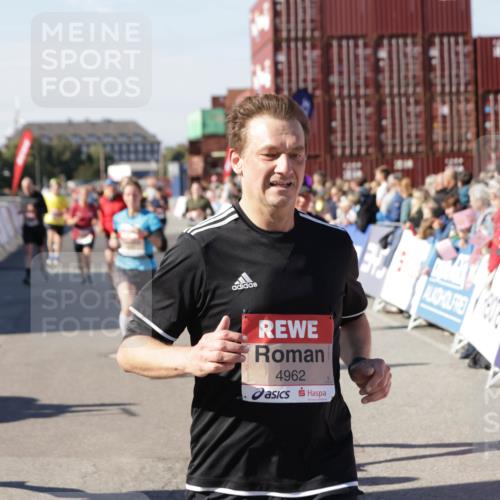 03.10.2025 - Köhlbrandbrückenlauf Jannik Wohlers http://msf.ph/oto/9072134 03.10.2025 13:15:32 Ziel 4031, 4267, 4399, 4577, 4678, 4704, 4797, 4803, 4871, 4958, 4962, 5309, 5771, 6019, 6535, 6772 meine-sportfotos.de