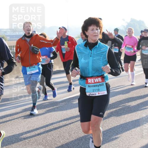 03.10.2025 - Köhlbrandbrückenlauf Lena Gebhardt http://msf.ph/oto/9072136 03.10.2025 09:24:46 Position 1 3147, 3281, 2119 meine-sportfotos.de