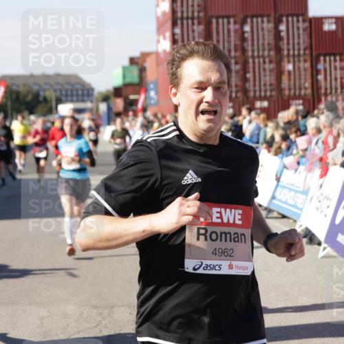 03.10.2025 - Köhlbrandbrückenlauf Jannik Wohlers http://msf.ph/oto/9072147 03.10.2025 13:15:32 Ziel 4031, 4267, 4399, 4577, 4678, 4704, 4797, 4803, 4871, 4958, 4962, 5309, 5771, 6019, 6535, 6772 meine-sportfotos.de