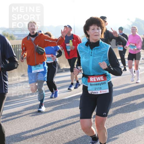 03.10.2025 - Köhlbrandbrückenlauf Lena Gebhardt http://msf.ph/oto/9072151 03.10.2025 09:24:46 Position 1 3147, 3281, 2119 meine-sportfotos.de