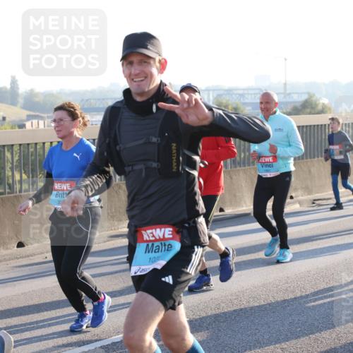 03.10.2025 - Köhlbrandbrückenlauf Lena Gebhardt http://msf.ph/oto/9072250 03.10.2025 09:24:48 Position 1 1, 30, 108, 1861, 1977 meine-sportfotos.de