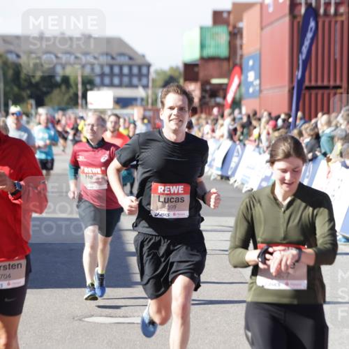 03.10.2025 - Köhlbrandbrückenlauf Jannik Wohlers http://msf.ph/oto/9072269 03.10.2025 13:15:37 Ziel 4210, 4267, 4399, 4421, 4577, 4604, 4678, 4704, 4797, 4803, 4871, 4958, 4962, 5309, 5768, 5942, 6019, 6112, 6772 meine-sportfotos.de