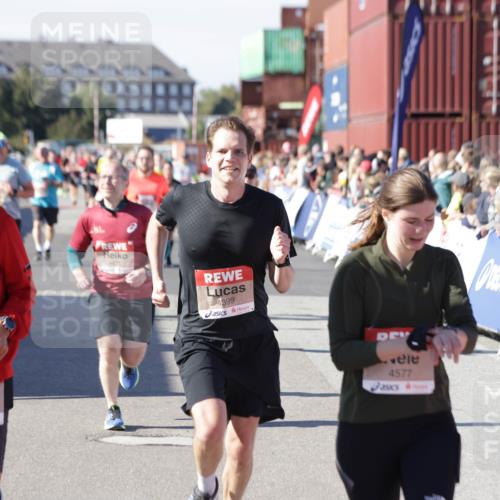 03.10.2025 - Köhlbrandbrückenlauf Jannik Wohlers http://msf.ph/oto/9072289 03.10.2025 13:15:37 Ziel 4210, 4267, 4399, 4421, 4577, 4604, 4678, 4704, 4797, 4803, 4871, 4958, 4962, 5309, 5768, 5942, 6019, 6112, 6772 meine-sportfotos.de