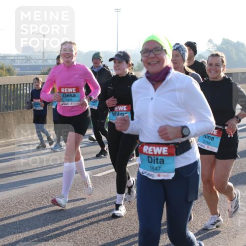 03.10.2025 - Köhlbrandbrückenlauf Lena Gebhardt http://msf.ph/oto/9072304 03.10.2025 09:24:49 Position 1 1861, 1977, 1847, 2349 meine-sportfotos.de