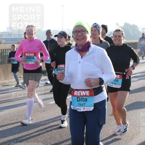 03.10.2025 - Köhlbrandbrückenlauf Lena Gebhardt http://msf.ph/oto/9072312 03.10.2025 09:24:49 Position 1 1977, 1847, 2349 meine-sportfotos.de