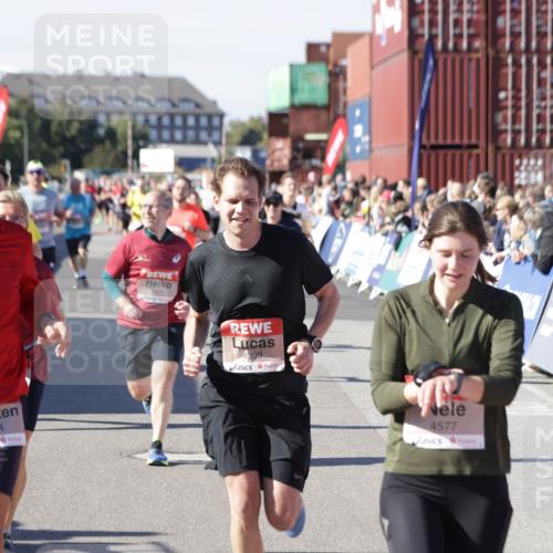 03.10.2025 - Köhlbrandbrückenlauf Jannik Wohlers http://msf.ph/oto/9072328 03.10.2025 13:15:37 Ziel 4210, 4267, 4399, 4421, 4577, 4604, 4678, 4704, 4797, 4803, 4871, 4958, 4962, 5309, 5768, 5942, 6019, 6112, 6772 meine-sportfotos.de