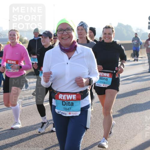 03.10.2025 - Köhlbrandbrückenlauf Lena Gebhardt http://msf.ph/oto/9072335 03.10.2025 09:24:49 Position 1 1847, 2349 meine-sportfotos.de