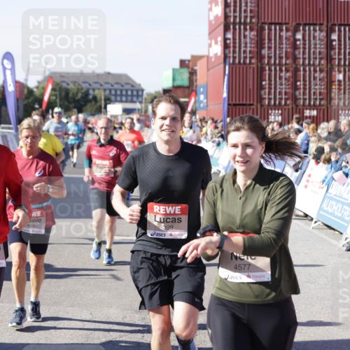 03.10.2025 - Köhlbrandbrückenlauf Jannik Wohlers http://msf.ph/oto/9072355 03.10.2025 13:15:38 Ziel 4210, 4267, 4399, 4421, 4577, 4604, 4678, 4704, 4797, 4803, 4871, 4958, 4962, 5309, 5768, 5942, 6019, 6112, 6772 meine-sportfotos.de