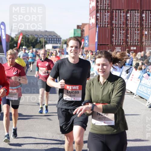 03.10.2025 - Köhlbrandbrückenlauf Jannik Wohlers http://msf.ph/oto/9072357 03.10.2025 13:15:38 Ziel 4210, 4267, 4399, 4421, 4577, 4604, 4678, 4704, 4797, 4803, 4871, 4958, 4962, 5309, 5768, 5942, 6019, 6112, 6772 meine-sportfotos.de