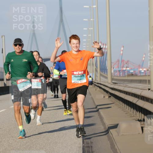 03.10.2025 - Köhlbrandbrückenlauf Jannik Wohlers http://msf.ph/oto/9072360 03.10.2025 09:50:05 Position 3 5, 3812, 3825, 3496 meine-sportfotos.de