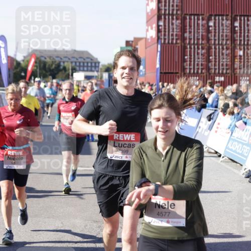 03.10.2025 - Köhlbrandbrückenlauf Jannik Wohlers http://msf.ph/oto/9072366 03.10.2025 13:15:38 Ziel 4210, 4267, 4399, 4421, 4577, 4604, 4678, 4704, 4797, 4803, 4871, 4958, 4962, 5309, 5768, 5942, 6019, 6112, 6772 meine-sportfotos.de