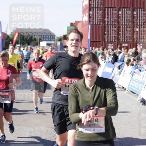 03.10.2025 - Köhlbrandbrückenlauf Jannik Wohlers http://msf.ph/oto/9072371 03.10.2025 13:15:38 Ziel 4210, 4267, 4399, 4421, 4577, 4604, 4678, 4704, 4797, 4803, 4871, 4958, 4962, 5309, 5768, 5942, 6019, 6112, 6772 meine-sportfotos.de