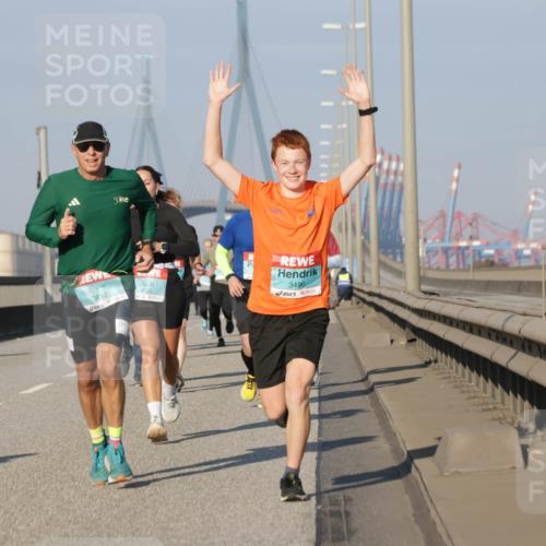 03.10.2025 - Köhlbrandbrückenlauf Jannik Wohlers http://msf.ph/oto/9072377 03.10.2025 09:50:06 Position 3 3812, 3825, 3496 meine-sportfotos.de