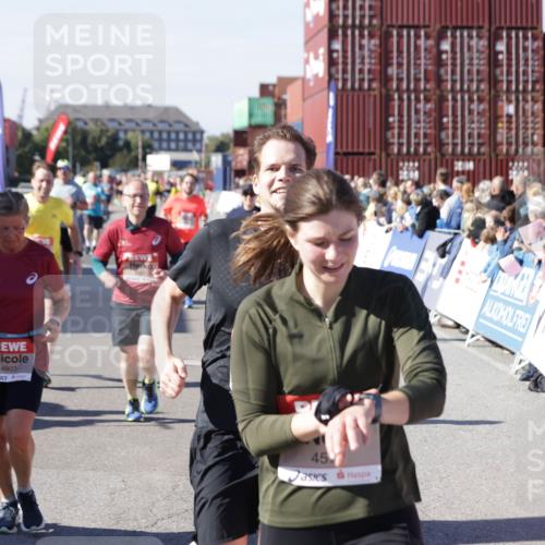 03.10.2025 - Köhlbrandbrückenlauf Jannik Wohlers http://msf.ph/oto/9072383 03.10.2025 13:15:38 Ziel 4210, 4267, 4399, 4421, 4577, 4604, 4678, 4704, 4797, 4803, 4871, 4958, 4962, 5309, 5768, 5942, 6019, 6112, 6772 meine-sportfotos.de