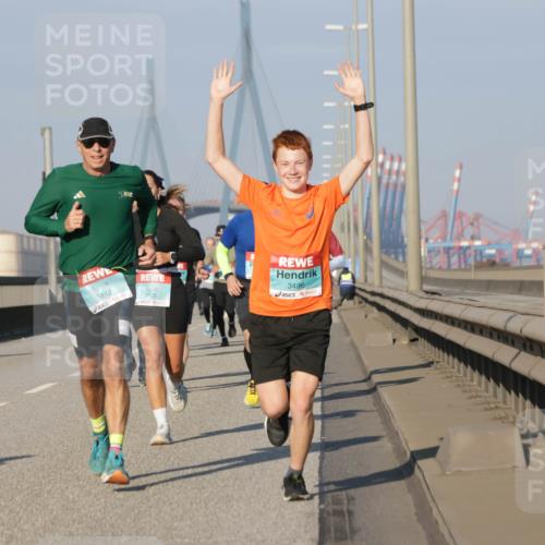 03.10.2025 - Köhlbrandbrückenlauf Jannik Wohlers http://msf.ph/oto/9072387 03.10.2025 09:50:06 Position 3 3812, 3825, 3496 meine-sportfotos.de