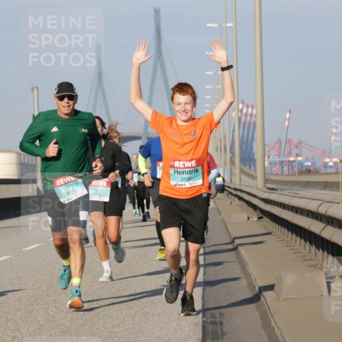 03.10.2025 - Köhlbrandbrückenlauf Jannik Wohlers http://msf.ph/oto/9072391 03.10.2025 09:50:06 Position 3 3812, 3825, 3496 meine-sportfotos.de