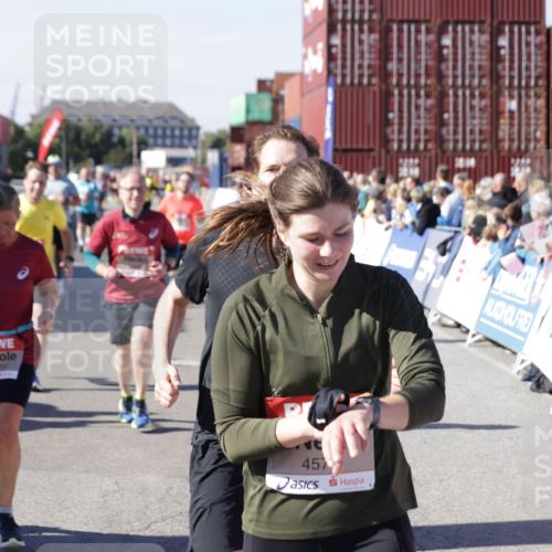 03.10.2025 - Köhlbrandbrückenlauf Jannik Wohlers http://msf.ph/oto/9072393 03.10.2025 13:15:38 Ziel 4210, 4267, 4399, 4421, 4577, 4604, 4678, 4704, 4797, 4803, 4871, 4958, 4962, 5309, 5768, 5942, 6019, 6112, 6772 meine-sportfotos.de