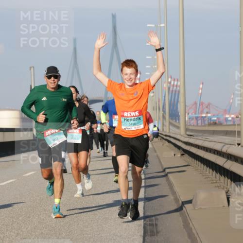 03.10.2025 - Köhlbrandbrückenlauf Jannik Wohlers http://msf.ph/oto/9072397 03.10.2025 09:50:06 Position 3 3812, 3825, 3496 meine-sportfotos.de