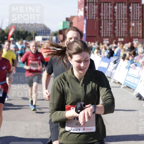03.10.2025 - Köhlbrandbrückenlauf Jannik Wohlers http://msf.ph/oto/9072399 03.10.2025 13:15:38 Ziel 4210, 4267, 4399, 4421, 4577, 4604, 4678, 4704, 4797, 4803, 4871, 4958, 4962, 5309, 5768, 5942, 6019, 6112, 6772 meine-sportfotos.de