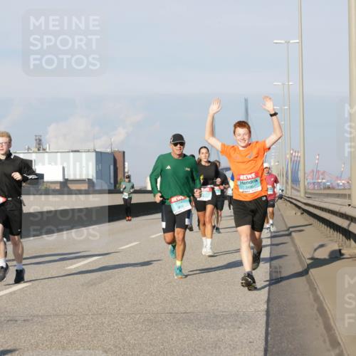 03.10.2025 - Köhlbrandbrückenlauf Jannik Wohlers http://msf.ph/oto/9072405 03.10.2025 09:50:07 Position 3 3812, 3496 meine-sportfotos.de