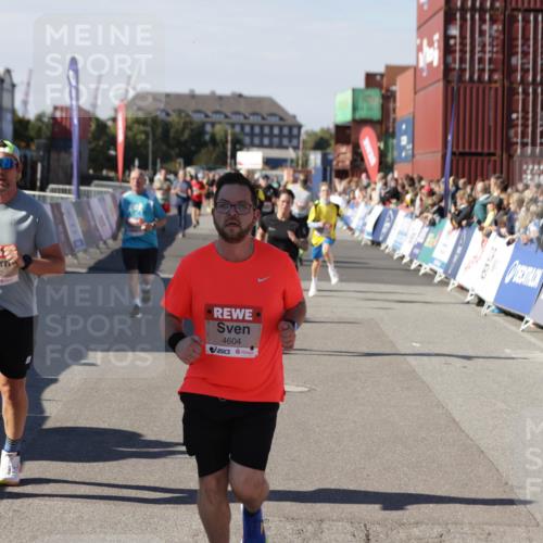03.10.2025 - Köhlbrandbrückenlauf Jannik Wohlers http://msf.ph/oto/9072506 03.10.2025 13:15:43 Ziel 4210, 4399, 4421, 4577, 4604, 4678, 4704, 4797, 4803, 4871, 4885, 5768, 5800, 5801, 5942, 6112, 6536 meine-sportfotos.de
