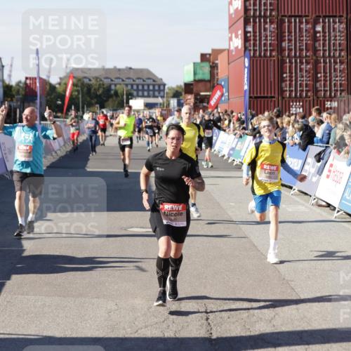 03.10.2025 - Köhlbrandbrückenlauf Jannik Wohlers http://msf.ph/oto/9072548 03.10.2025 13:15:45 Ziel 4210, 4399, 4421, 4577, 4604, 4678, 4704, 4803, 4885, 5768, 5800, 5801, 5942, 6112, 6301, 6445, 6536 meine-sportfotos.de