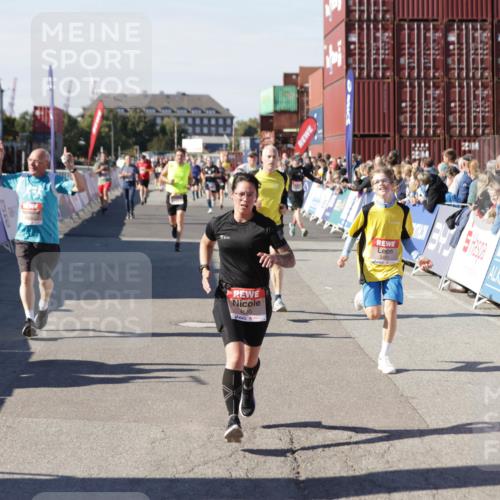 03.10.2025 - Köhlbrandbrückenlauf Jannik Wohlers http://msf.ph/oto/9072558 03.10.2025 13:15:46 Ziel 4210, 4399, 4421, 4577, 4604, 4678, 4704, 4803, 4885, 5768, 5800, 5801, 5879, 5942, 6112, 6301, 6445, 6536 meine-sportfotos.de