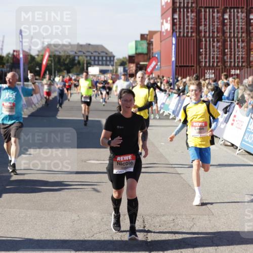 03.10.2025 - Köhlbrandbrückenlauf Jannik Wohlers http://msf.ph/oto/9072596 03.10.2025 13:15:46 Ziel 4210, 4399, 4421, 4577, 4604, 4678, 4704, 4803, 4885, 5768, 5800, 5801, 5879, 5942, 6112, 6301, 6445, 6536 meine-sportfotos.de